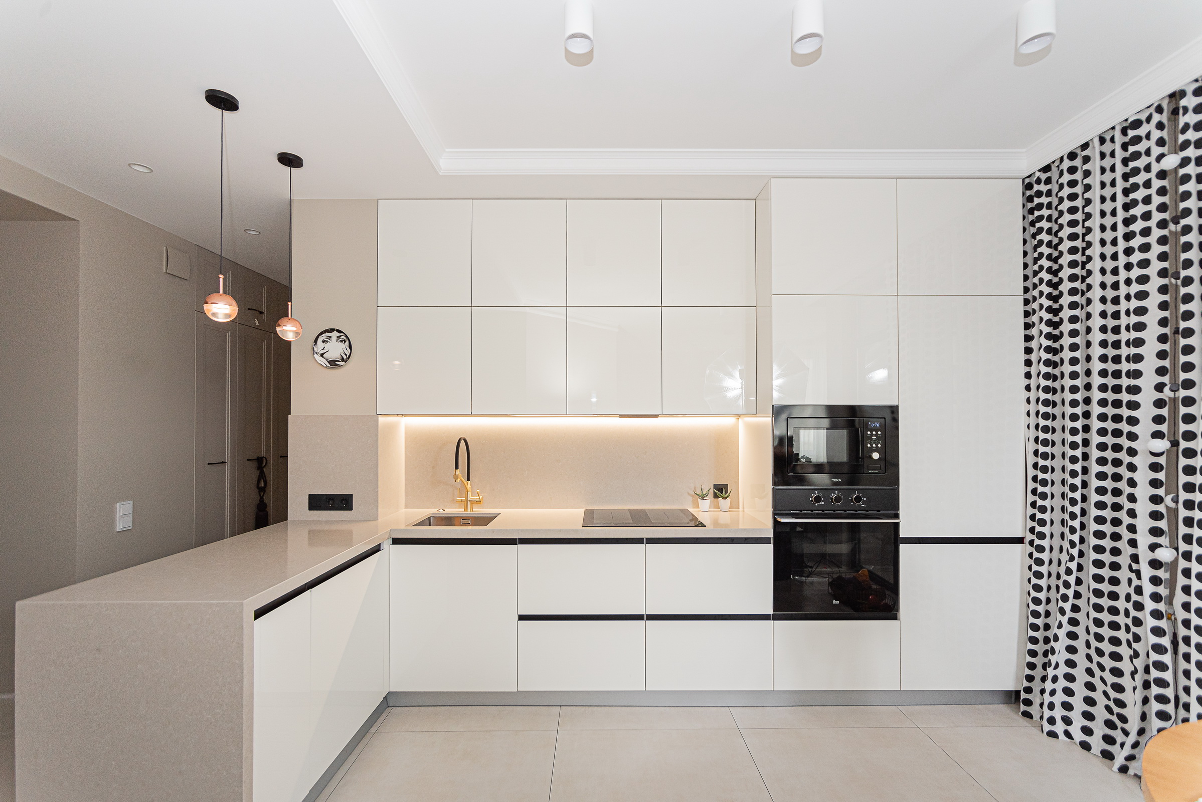 Особенности акриловых фасадов для кухни